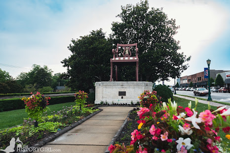 The Big Chair of Thomasville: A Monument to Craftsmanship and Community